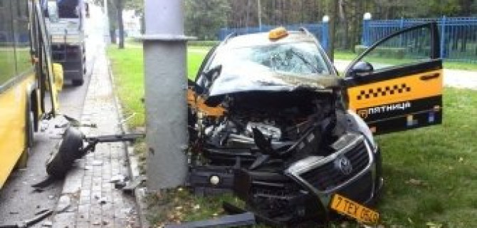 Заснувший за рулем таксист устроил тяжелое ДТП с рейсовым автобусом