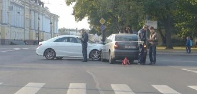 Две "блондинки" не пропустили друг дружку на Исаакиевской площади