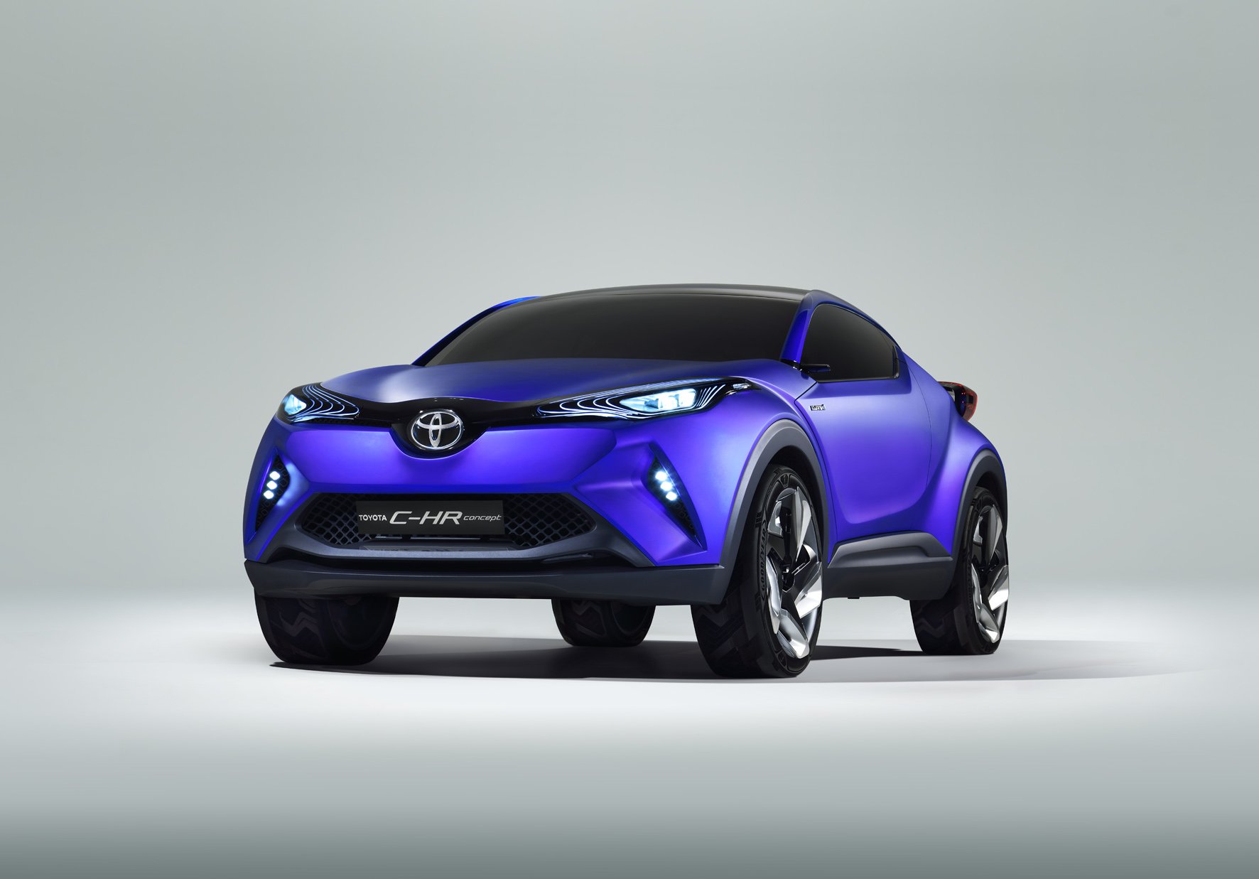 Первые изображения Toyota C-HR с гибридным приводом – прототип субкомпактного кроссовера Toyota 1.jpg