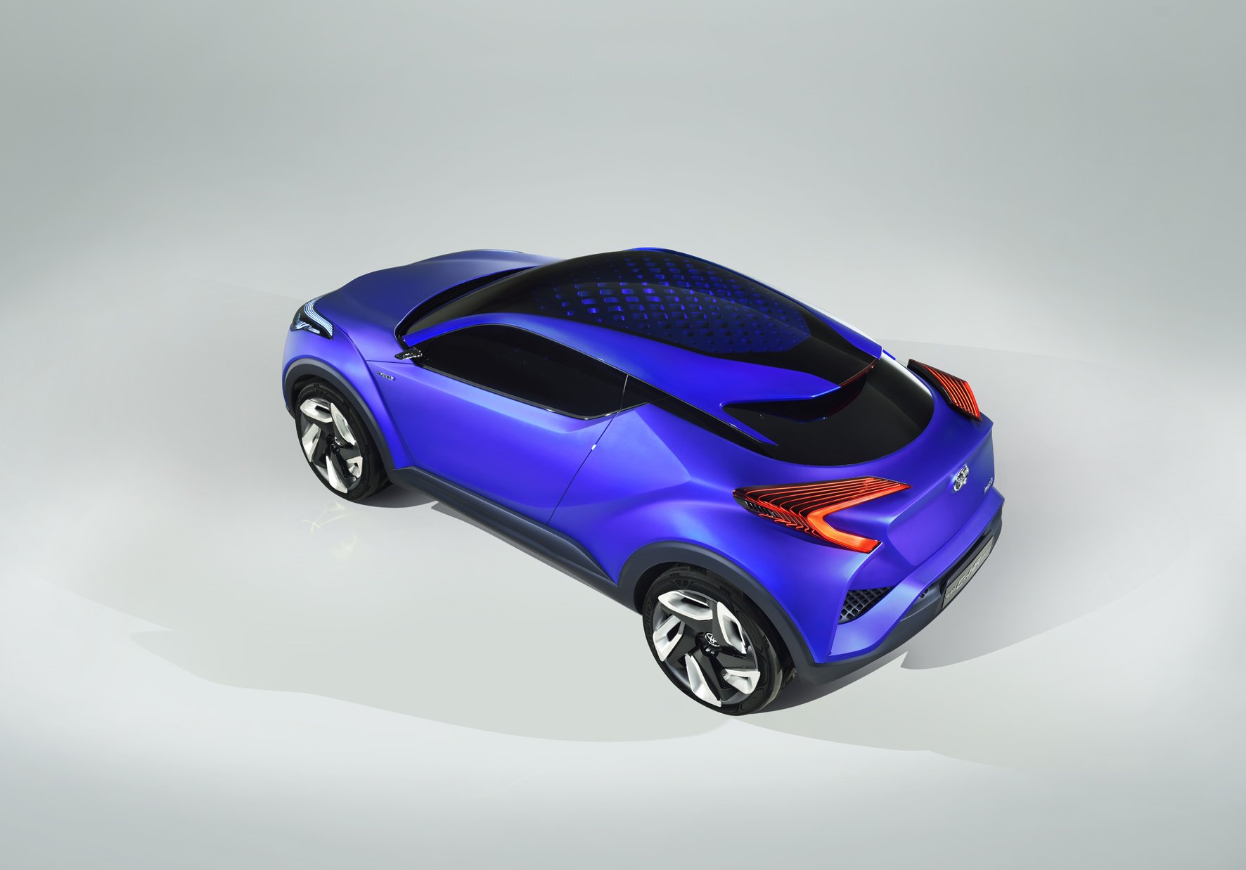 Первые изображения Toyota C-HR с гибридным приводом – прототип субкомпактного кроссовера Toyota 2.jpg