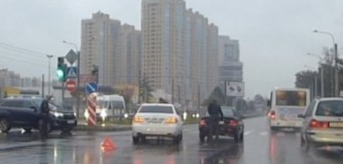 Вылетевший на перекресток с левым поворотом Mercedes-Benz столкнулся с Mitsubishi Lancer