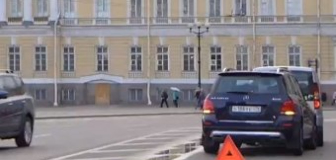 Заглядевшись на красоту Дворцовой площади водитель Mercedes врезался в минивэн