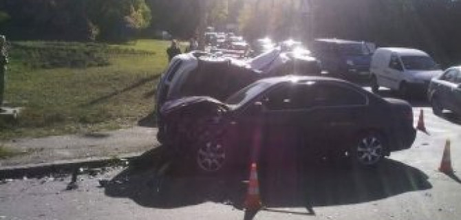 Два человека пострадали в массовом ДТП в Киеве