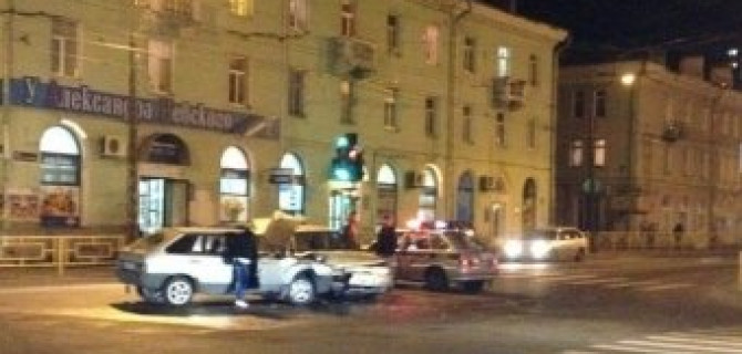 Камера видеонаблюдения зафиксировала столкновение двух Жигулей в "Петрозаводске"