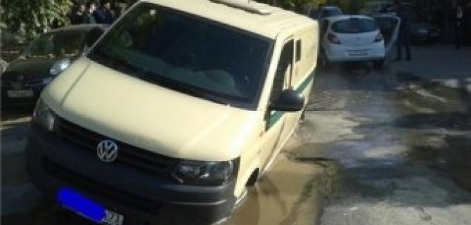 Инкассаторский бронированный Volkswagen провалился в яму в городе Ульяновск