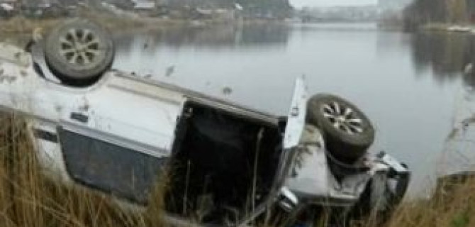 Автомобиль ВАЗ 2107 пролетел 25 метров и упал в озеро