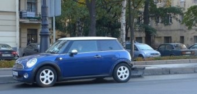 Большой Infiniti оторвал бампер маленькому Mini Cooper 