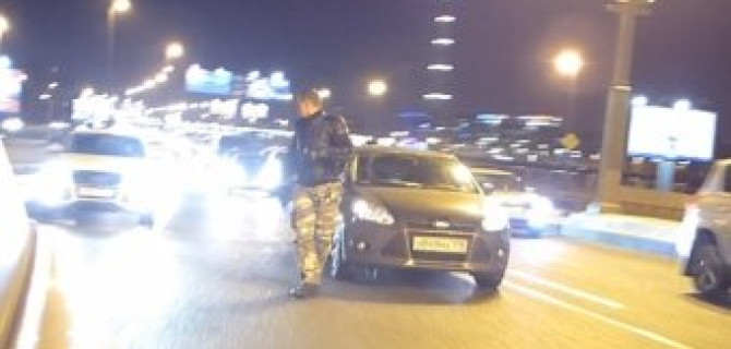 На путепроводе Ушаковской развязки Ford Focus врезался в мотоцикл (или наооборот) 