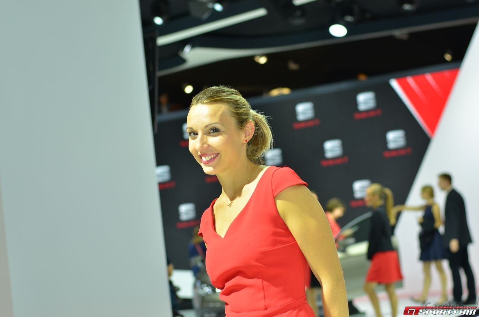 Милые французские девушки-хостесс Парижского автосалона осень 2014 года 0043-devushki_parizhskogo_avtosalona_2014_22.jpg