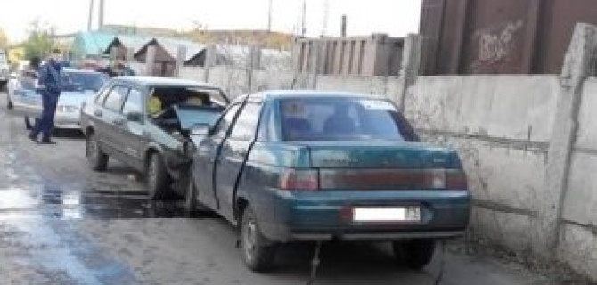 Жестко "не увидел" своей полосы несмотря на подсказку из бетонного забора