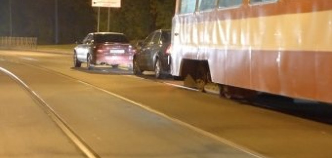 Две легковушки столкнулись на трамвайных рельсах на втором Муринском проспекте спровоцировав огромную трамвайную пробку