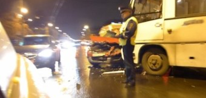 Skoda Yeti "лоб в лоб" столкнулся с маршруткой на проспекте Мориса Тореза