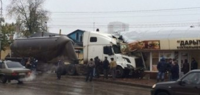 Тяжелый грузовик врезался в остановку общественного транспорта  в городе Уфа