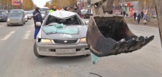 Праворульная Тойота врезалась в ковш экскаватора в Екатеринбурге