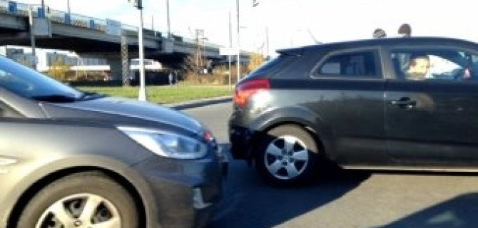 Три легковушки столкнулись на Суздальском проспекте у путепровода к Северному Моллу