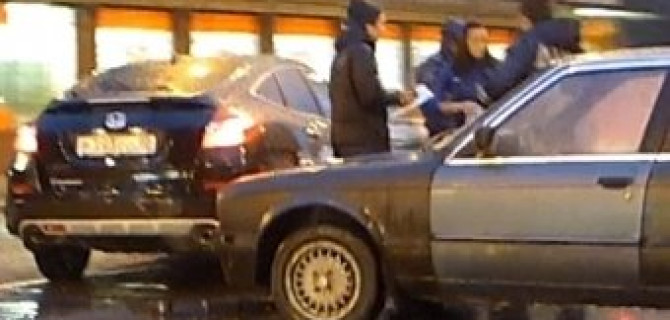 Старенькая "тройка" от BMW врезалась в премиальный Хонда CrossTour 