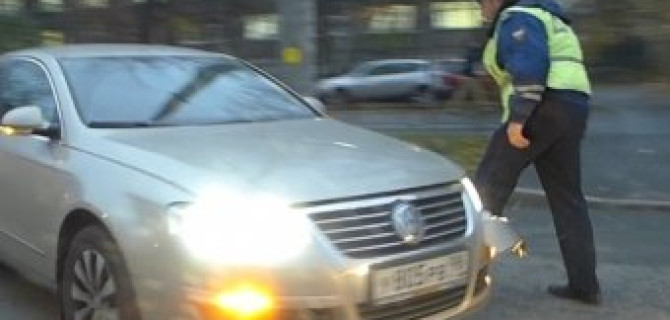 "Фольксваген" и "Рено" столкнулись на трамвайных путях на Торжковской улице