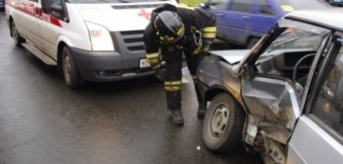 Беременная девушка на "восьмерке" выехала на перекресток не заметив едущий здесь минивэн