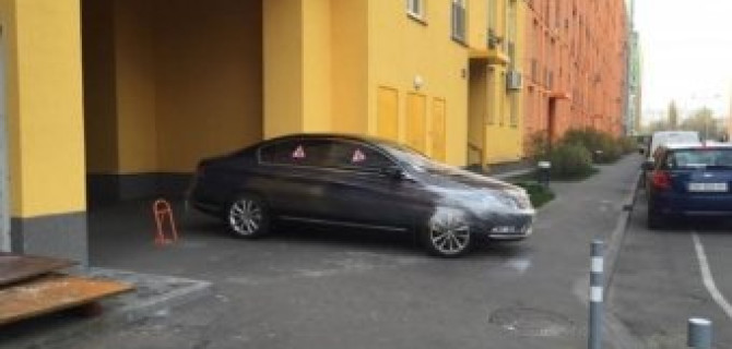 Киевляне обмотали пленкой неправильно запаркованный Volkswagen Passat