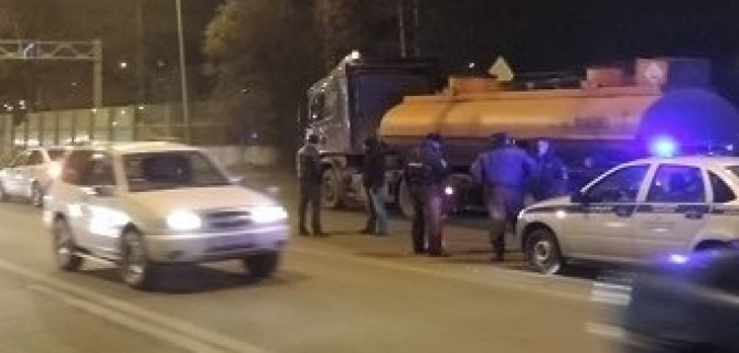 Ford и Chevrolet столкнулись на дороге на Токсово неподалеку с развязкой с КАД