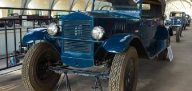 Советские ретро-автомобили - выставка в Москве на ВДНХ