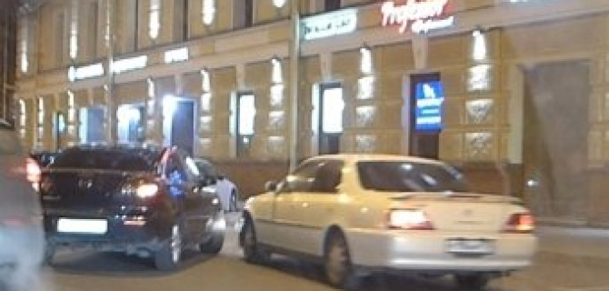 Праворульная Toyota Mark врезался в Mazda 3 на Литейном проспекте