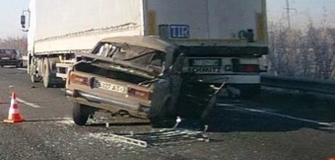 Последствия наезда автомобилем ВАЗ "шестерка" на стоящую грузовую фуру