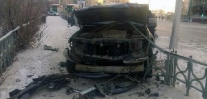 В Якутске внедорожник Toyota Land Cruiser 200 с пьяным водителем за рулем пробил ограждение