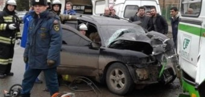 Праворульный Nissan вылетел на встречку в Красноярске и врезался в автобус. 