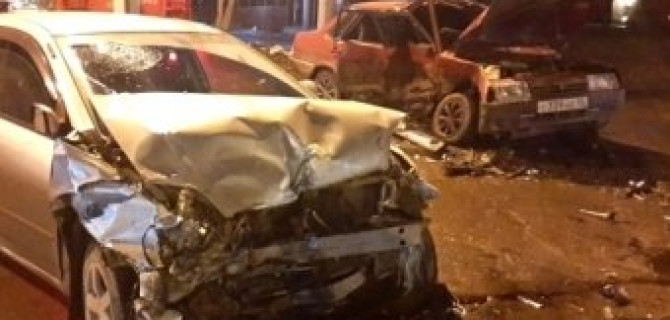 В результате сильного столкновения в Омске автомобили уже не восстановить