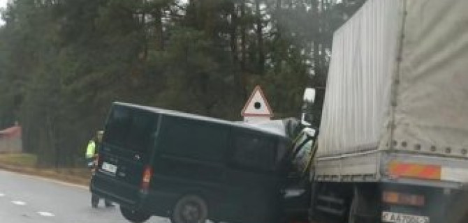 Тяжелое столкновения фуры и микроавтобуса Ford Transit на загородной трассе в Белоруссии