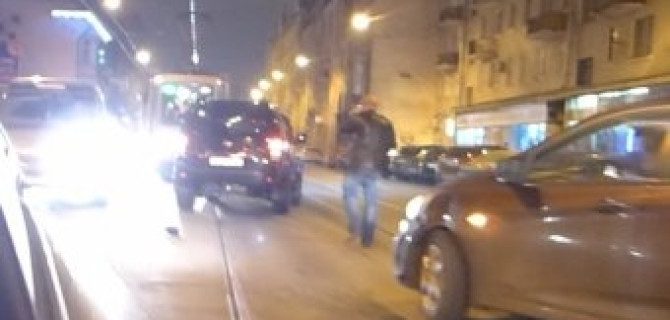 Nussan Pathfinder, пролетая по трамвайным путям, попал под поворачивающий налево Hyundai Solaris