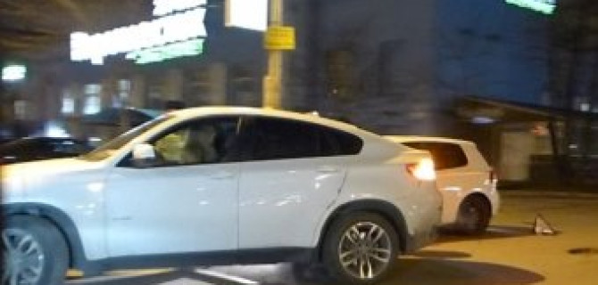 В Петербурге на выезде с парковки супермаркета девушка на BMW X6 не заметила другого выезжающего автомобиля 