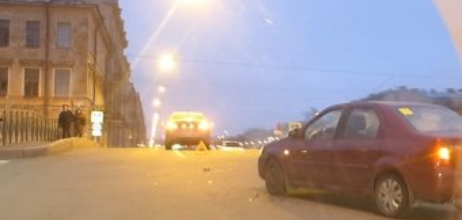 В Петербурге девушка на "Рено" с наклейкой неопытного водителя при повороте налево врезалась в "КИА"