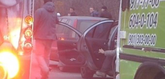 В Петербурге водитель Лексуса протаранил Ниссан и выломал ему дверь, а водитель Ниссана разбил у Лексуса заднее стекло