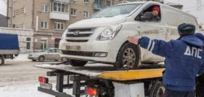 Алтайский водитель провел сутки в машине, протестуя против ее эвакуации