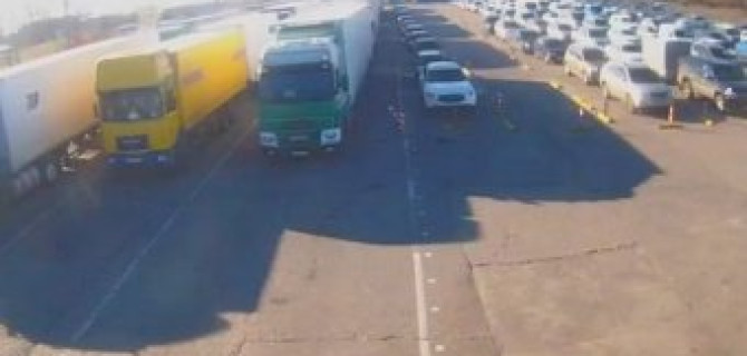 Комментарии с Керченской переправы: "Никак. Стоим."