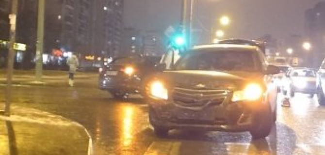 В Петербурге на  проспекте Просвещения водитель "Шевроле Круз" не пропустил выезжавший на перекресток седан Kia Optima