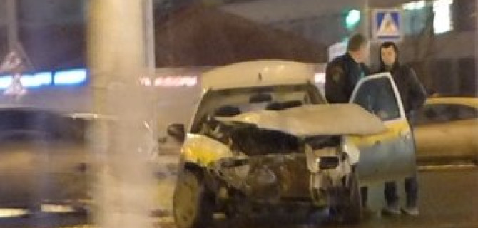 Машина быстрого реагирования охранного предприятия разбилась на проспекте Просвещения в Санкт-Петербурге