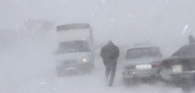 Резко ухудшились погодные условия на алтайских дорогах. Подразделения МЧС, ГИБДД, медицинские бригады дежурят круглосуточно