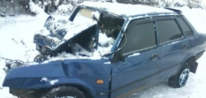 Таран на льду: Lada врезалась в пришвартованную у берега Волги баржу