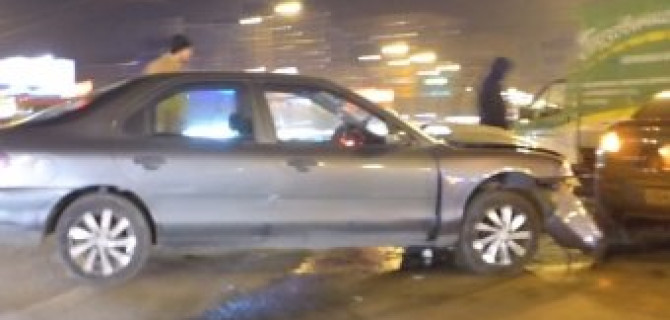 В Петербурге сильно затонированый Mazda 3 вылетел на перекресток и срубил правый передний угол кузова автомобиля Ford 