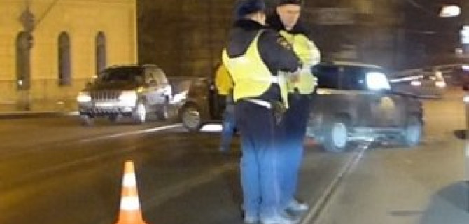 В Петербурге попытка левого поворота на съезде с Литейного моста завершилась серьезным ДТП