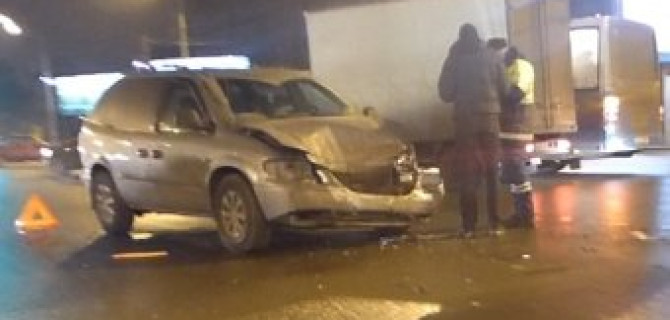 На перекрестке Хо Ши Мина  и Выборгского шоссе минивэн Chrysler влетел в поворачивающий налево кроссовер Peugeot 4008