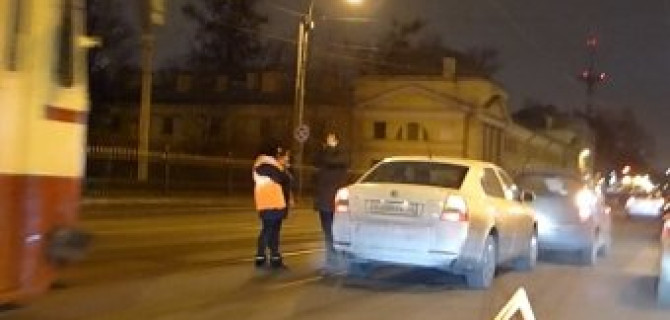 Огромную трамвайную пробку по всему Литейному мосту и улице академика Лебедева  создала  авария двух легковушек
