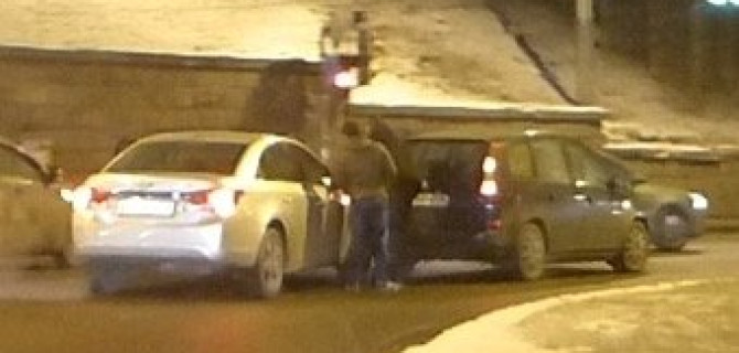 Две иномарки навалились друг на друга при повороте на Второй Муринский проспект