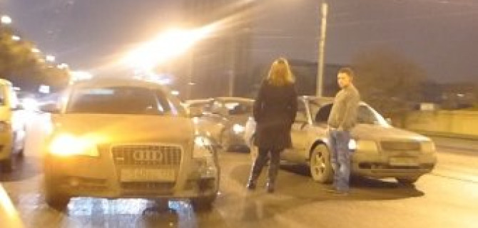 В Петербурге пьяный водитель спровоцировал ДТП на Политехнической улице