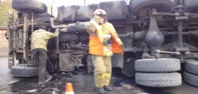 В Петербурге под Кушелевским ж/д мостом опрокинулся мусоровоз