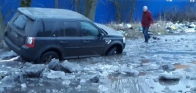 В городе Колпино Land Rover Freelander не смог преодолеть ледяную лужу самостоятельно.