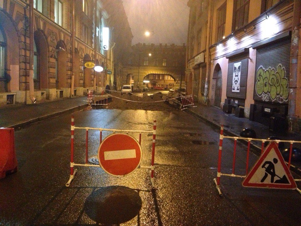 Раскопки в центре Петербурга b3LEMbrwnyE.jpg